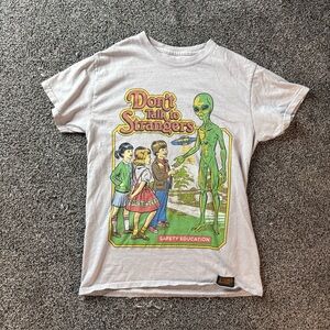 Steven Rhodes T-Shirt “Don't Talk to Strangers” Safety Education (S) Small Tan